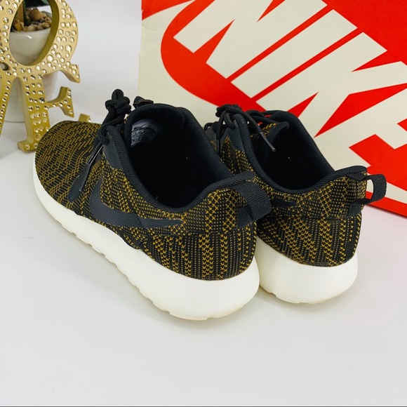 NIKE ROSHERUN SNEAKERS w/ BOX - Picture 2 of 8